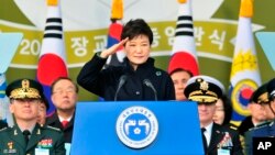 박근혜 한국 대통령이 6일 충청남도 계룡대에서 열린 육·해·공 3군 장교 합동임관식에 참석했다.