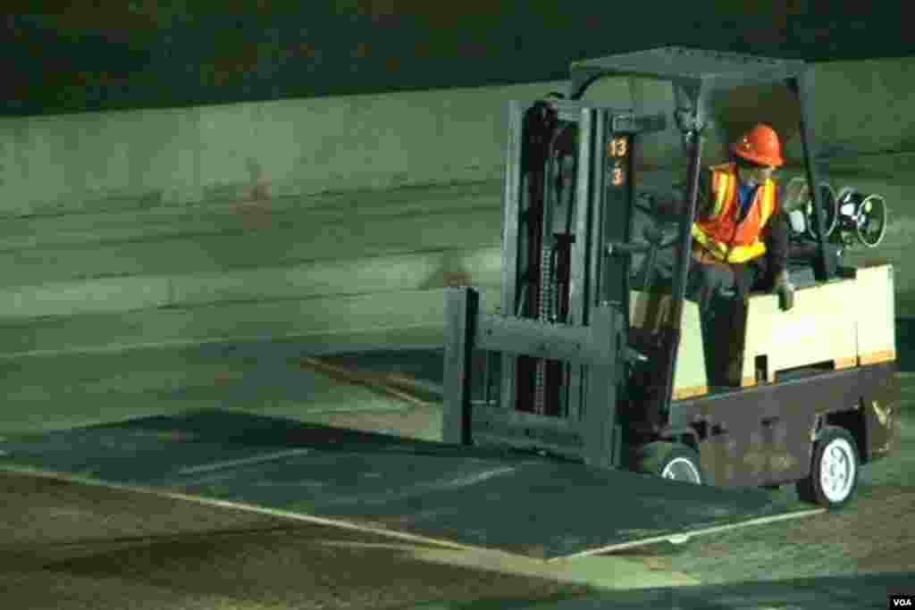 铺设钢板以免压坏地底管线