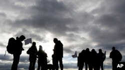 Demonstratè ak drapo blan nan men yo kap mache pou lapè tou pre aewopò Tempelhof nan Bèlen, Almay, 26 desanm 2016.