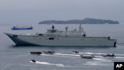 Kapal AL Australia HMAS Adelaide berlayar didampingi kapal marinir Filipina dan pasukan Australia saat latihan militer gabungan di Teluk Subic, 15 Oktober 2017.