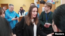 Анджелина Джоли общается с волонтерами во Львове. 