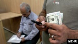 همزمان با خبر تأسیس بورس ارز در ایران
