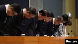 香港宏福苑大火调查报告公开后，特首李家超和其他官员在新闻发布会上鞠躬道歉。(2026年10月29日)