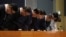 香港宏福苑大火调查报告公开后，特首李家超和其他官员在新闻发布会上鞠躬道歉。(2026年10月29日)