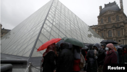 El museo del Louvre de París, uno de los más visitados del mundo, cerró sus puertas el domingo 1 de marzo de 2020 debido a la amenaza de coronavirus.