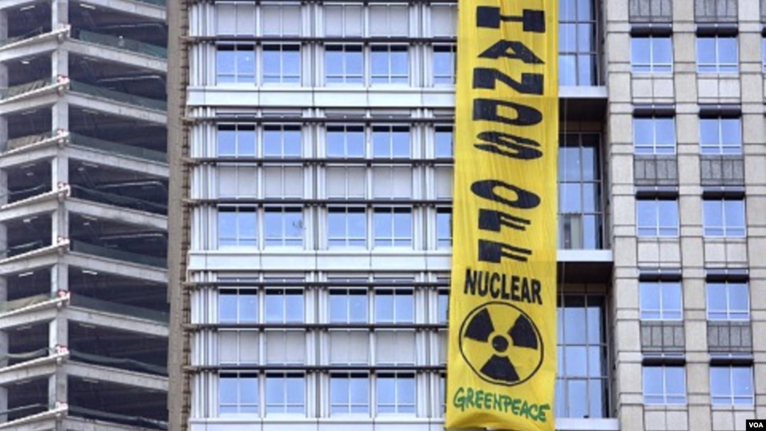 Spanduk yang dipasang aktivis Greenpeace tergantung di gedung kantor PT Medco Energi Internasional di Jakarta (foto: dok).