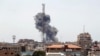 El humo se eleva durante un ataque aéreo israelí, en medio de los combates entre israelíes y palestinos, en la ciudad de Gaza, el 19 de mayo de 2021. REUTERS / Ahmed Jadallah