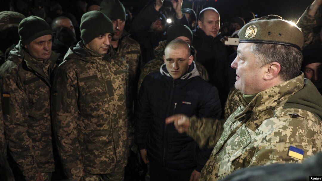 Tổng thống Ukraine Petro Poroshenko (phải) nói chuyện với các tù binh chiến tranh vừa được trao đổi hồi gần đây trong một cuộc gặp gỡ ở vùng Donetsk, Ukraine, ngày 27 tháng 12, 2017.