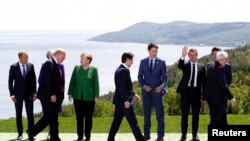 Viongozi wa mkutano wa G7 akiwemo Rais wa Baraza la Ulaya Donald Tusk, Waziri mkuu wa Uingereza Theresa May, Chansela Angela Merkel, Waziri Mkuu wa Canada Justin Trudeau, Rais wa Marekani Donald Trump, Rais wa Ufaransa Emmanuel Macron,...