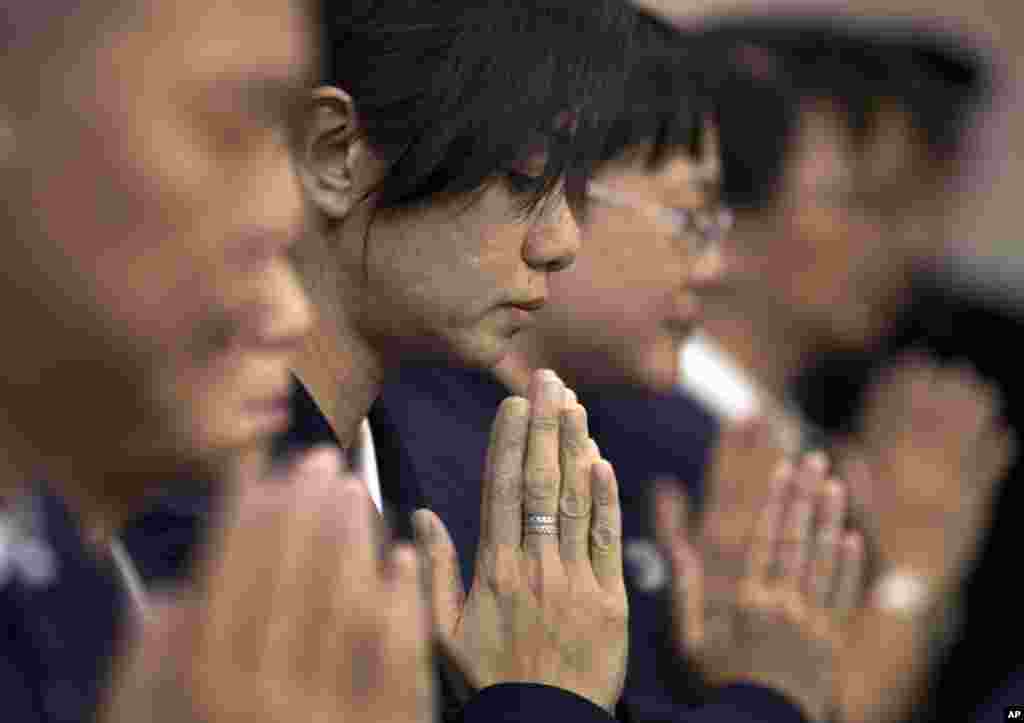 Volunteers from Taiwan's Buddhist association offer prayers for the Chinese passengers aboard flight MH370, at a hotel in Beijing, April 1, 2014.