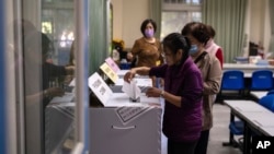 资料照：台湾选民在2024年1月13日的总统选举中在新北市一个投票站投票。