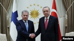 芬蘭總統紹利·尼尼斯托訪問安卡拉與土耳其總統埃爾多安握手。（2023年3月17日）