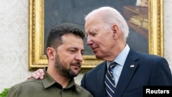 UMongameli weMelika uMnu Joe Biden, osesandlani sokudla, loMongameli weUkraine uMnu Volodymyr Zelenskiy.