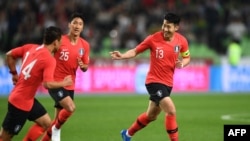 Son Heung-min (kanan) merayakan gol bersama rekan-rekan tim Korea Selatan dalam laga persahabatan melawan Honduras di Daegu, 28 Mei 2018.