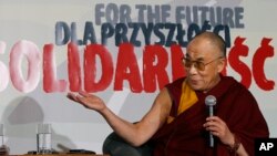 Le chef spirituel tibétain, le Dalaï Lama, au cours d'une conférence de presse à Gdansk, en Pologne, 5 décembre 2008. 