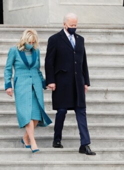 El presidente de EE. UU. Joe Biden y la primera dama Jill Biden bajan las escalinatas del Capitolio luego de la ceremonia de investidura, en Washington, el 20 de enero de 2021.