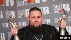Rory Graham, penyanyi dan penulis lagu "Rag'n'Bone" saat menerima piala sebagai "untuk Best British Breakthrough Act di Brit Awards di O2 Arena di London, 22 Februari 2017. (REUTERS/Neil Hall)