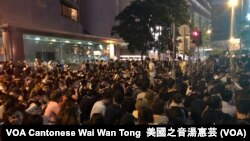 數以萬計香港市民參與8月16日中環遮打花園舉行的”英美港盟、主權在民”集會，逼爆遮打花園，人群坐在遮打道馬路上，警方需要封路 (攝影：美國之音湯惠芸)