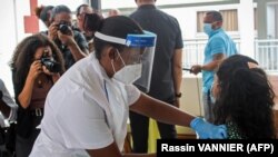 Injection de la première dose du vaccin anti-covid produit par Sinopharm à l'hôpital des Seychelles à Victoria, le 10 janvier 2021.