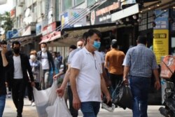 As it is throughout the world, the pandemic is straining Turkey's economy, with the poorest people suffering the most, in Istanbul, May 20, 2020. (VOA/Heather Murdock)