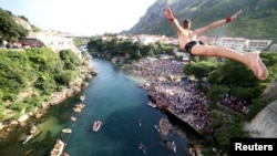 Seorang pria terjun dari Jembatan Tua dalam kompetisi terjun tradisional ke-452 di Kota Mostar, Bosnia dan Herzegovina, 29 Juli 2018.