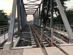 The railway tracks to Thailand have also been barricaded with barbwire, November 7, 2019 (Sun Narin/VOA Khmer)