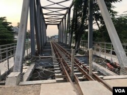 The railway tracks to Thailand have also been barricaded with barbwire, November 7, 2019 (Sun Narin/VOA Khmer)