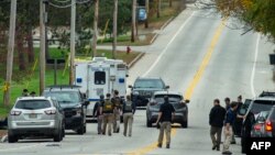 Para agen Biro Investigasi Federal (FBI) menyelidiki lokasi penembakan massal di Schemengees Bar, di Lewiston, Maine, Kamis, 26 Oktober 2023. (Foto: Joseph Prezioso / AFP)