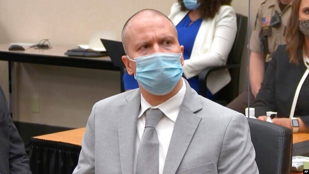 ARHIVA - Bivši pripadnik policije Mineapolisa Derek Šovin na izricanju presude 25. juna 2021. Sudija Piter Kejhil osudio ga je na 22 i po godine zatvora (Foto: AP/Court TV) 