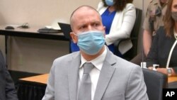 ARHIVA - Bivši pripadnik policije Mineapolisa Derek Šovin na izricanju presude 25. juna 2021. Sudija Piter Kejhil osudio ga je na 22 i po godine zatvora (Foto: AP/Court TV) 