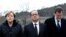 La canciller alemana Angela Merkel, el presidente francés François Hoolande, y el primer ministro españos Mariano Rajoy presentan sus respetos tras el accidente aéreo en los Alpes franceses.