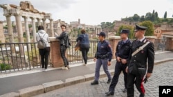 意大利警察和中國警察在羅馬旅遊區啟動聯合巡邏項目。(2019年11月5日）