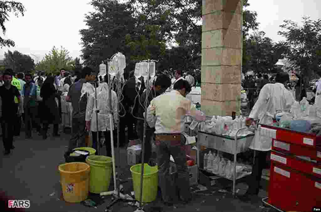 Təcili yardım iş&ccedil;iləri zəlzələ qurbanları yanında