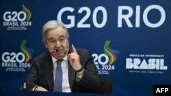 Sekretaris Jenderal PBB Antonio Guterres berbicara dalam konferensi pers di Rio de Janeiro, Brazil, menjelang KTT G20. (Foto: AFP/Luis Robayo)