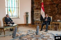 Menteri Luar Negeri AS Antony Blinken bertemu dengan Presiden Mesir Abdel Fattah al-Sisi (kanan) di Kairo, Mesir, Minggu, 15 Oktober 2023. (Foto: Jacquelyn Martin / POOL / AFP)