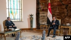 FILE - Egypt's President Abdel Fattah al-Sisi (R) meets with US Secretary of State Antony Blinken in Cairo on October 15, 2023.
