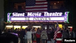 Penonton mengantri di depan Silent Movie Theater sebelum pemutaran "The Interview" pada tengah malam selepas Rabu (24/12) di Los Angeles.