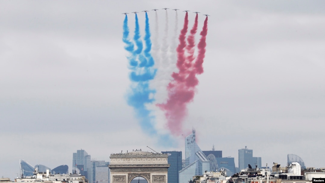 Sembilan jet Angkatan Udara Perancis menghiasi langit di atas kota Paris dengan tiga warna bendera negara itu dalam peringatan Hari Bastille (14/7).