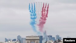 Sembilan jet Angkatan Udara Perancis menghiasi langit di atas kota Paris dengan tiga warna bendera negara itu dalam peringatan Hari Bastille (14/7).