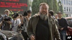 Seniman pembangkang Tiongkok, Ai Weiwei meninggalkan gedung pengadilan di Beijing (27/9). Pengadilan 