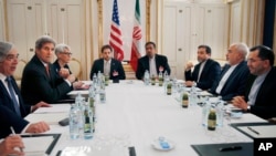 Ngoại trưởng Iran Mohammad Javad Zarif (thứ hai từ phải sang) trong cuộc họp tại Vienna, Áo, hôm 28/6/2015. 