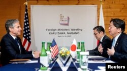 El secretario de Estado de EEUU, Antony Blinken, y el ministro de Relaciones Exteriores de Japón, Yoshimasa Hayashi, durante un encuentro en la reunión ministerial del G7 en Karuizawa, Japón, el 17 de abril de 2023. 