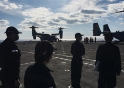 26일 미-일 '킨소드' 연합군사훈련이 시작된 가운데 미 해병대 MV-22 오스프리 수직이착륙기가 일본 해상자위대 가가 헬리콥터구축함에서 이륙 준비를 하고 있다.