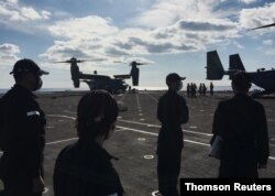 26일 미-일 '킨소드' 연합군사훈련이 시작된 가운데 미 해병대 MV-22 오스프리 수직이착륙기가 일본 해상자위대 가가 헬리콥터구축함에서 이륙 준비를 하고 있다.