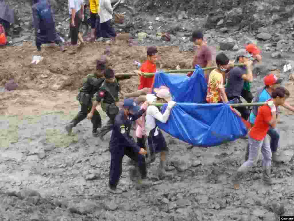 ကချင်ပြည်နယ် ဖားကန့်မြို့နယ် ဆိပ်မူကျေးရွာအုပ်စု ဝေခါရွာက ကျောက်စိမ်းလုပ်ကွက်ဟောင်းနေရာမှာ မြေပြိုကျတဲ့ မြင်ကွင်း တချို့။ (ဓာတ်ပုံ - U Cho, Hpakant - ဇူလိုင် ၀၂၊ ၂၀၂၀)