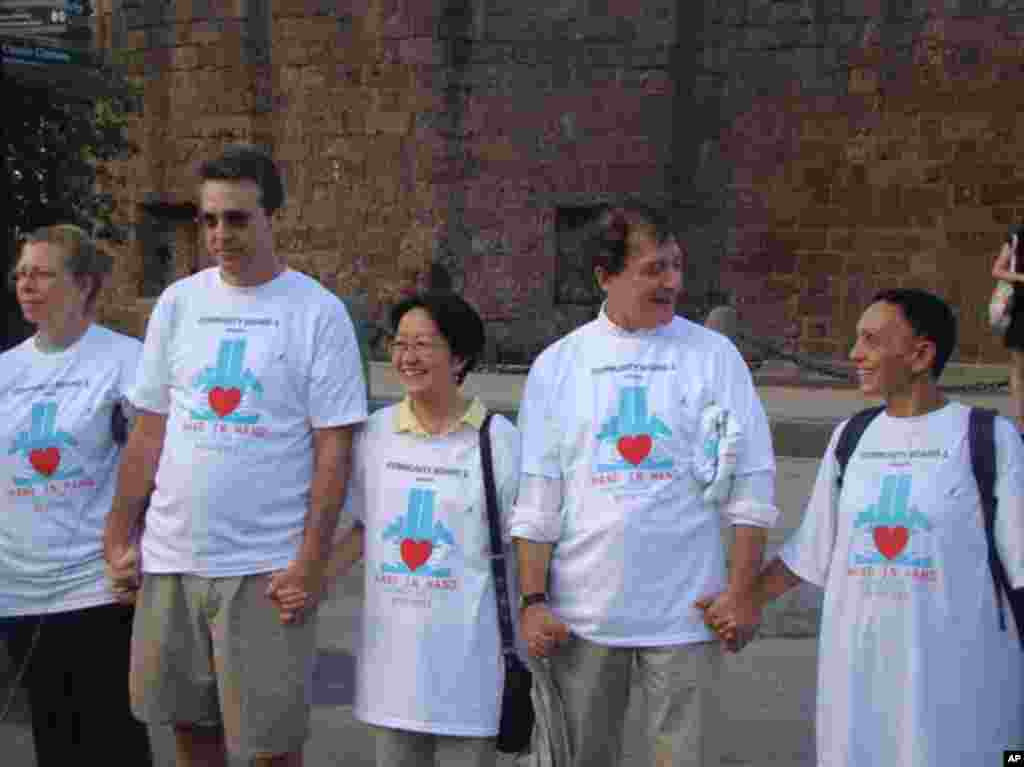 纽约市市议员陈倩雯参加手牵手象征团结的9/11纪念活动