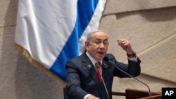 ARCHIVO - El primer ministro de Israel, Benjamin Netanyahu, se dirige a los legisladores en la Knéset, el parlamento israelí, en Jerusalén, el 18 de noviembre de 2024.