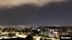 Противракетен систем работи откако Иран лансираше беспилотни летала и проектили кон Израел, како што се гледа од Ашкелон