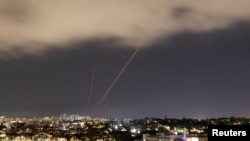 Sebuah sistem pertahanan anti-peluru beroperasi setelah Iran melepaskan pesawat nirawak dan peluru kendali menuju Israel, terlihat dari Ashkelon, Israel, pada 14 April 2024. (Foto: Reuters)