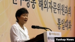 박근혜 한국 대통령이 11일 청와대 연무관에서 열린 '민주평통 해외자문위원과의 통일대화'에서 인사말을 하고 있다. 